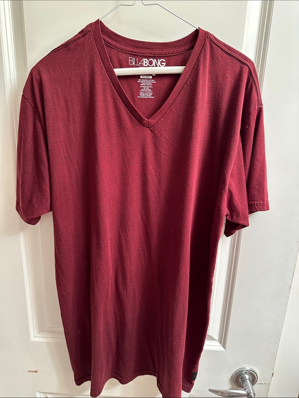 Billabong Men's V-Neck Tee in Burgundy